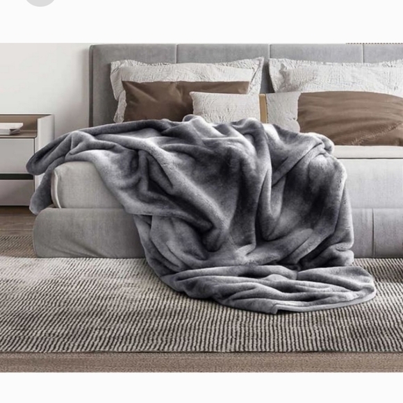 Mon Chateau Faux Fur Queen Blanket GRAY, NWT - Picture 4 of 7